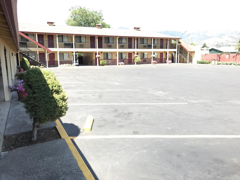 Klamath Motor Lodge เยอเรกา ภายนอก รูปภาพ